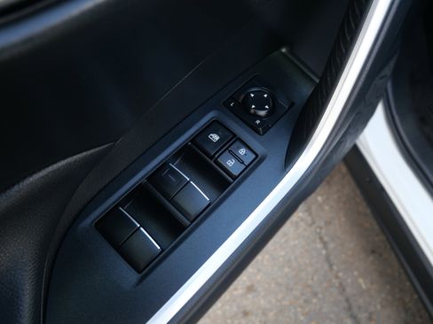 Used 2021 Toyota RAV4 XLE Premium image 17