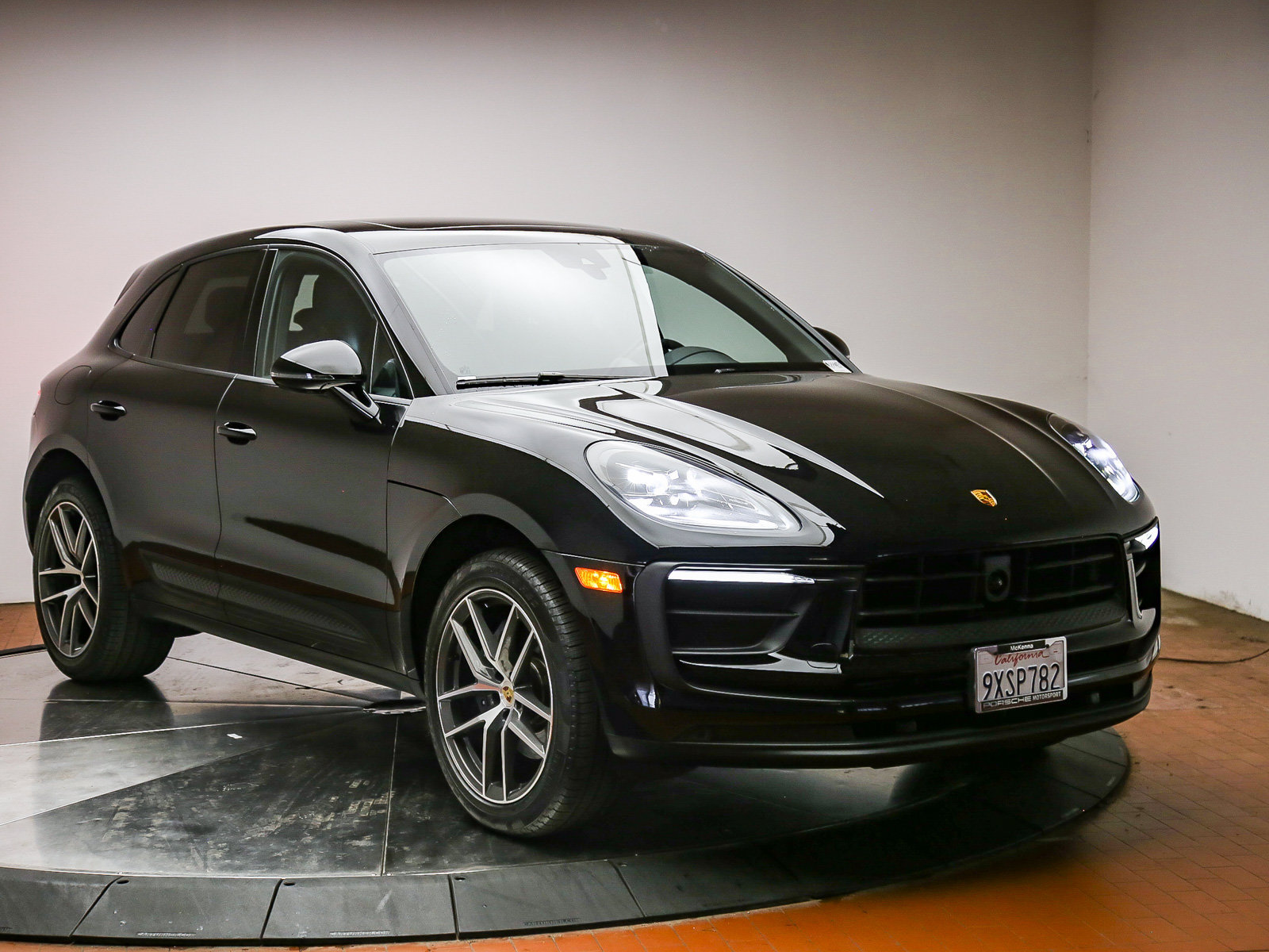Certified 2026 Porsche Macan AWD/4WD image 4
