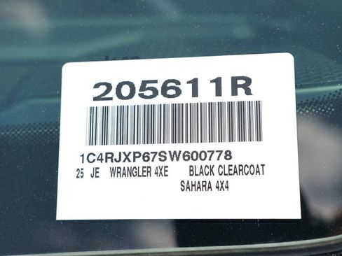 Used 2025 Jeep Wrangler Unlimited Sahara w/ Safety Group AWD/4WD image 40