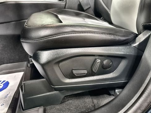 Used 2023 Ford Explorer XLT w/ Equipment Group 202A RWD image 13