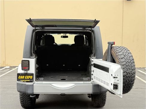 Used 2015 Jeep Wrangler Unlimited Sahara w/ Connectivity Group AWD/4WD image 23