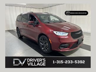 Used 2023 Chrysler Pacifica Touring-L w/ Uconnect Theater Family Group AWD/4WD video 1