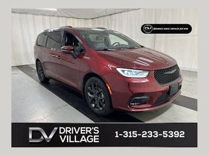 Used 2023 Chrysler Pacifica Touring-L w/ Uconnect Theater Family Group