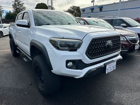 Used 2019 Toyota Tacoma TRD Off-Road image 3