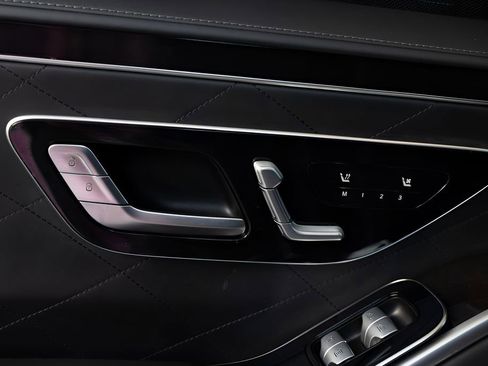 Used 2022 Mercedes-Benz S 580 4MATIC Sedan w/ AMG Line Package image 52