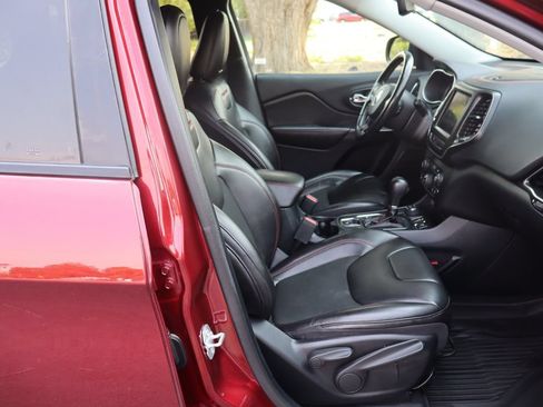 Used 2020 Jeep Cherokee Trailhawk w/ Cold Weather Group AWD/4WD image 22