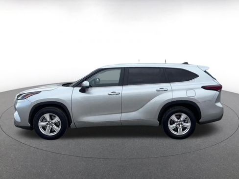 Used 2025 Toyota Highlander LE image 9