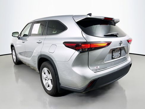 Used 2024 Toyota Highlander LE image 8