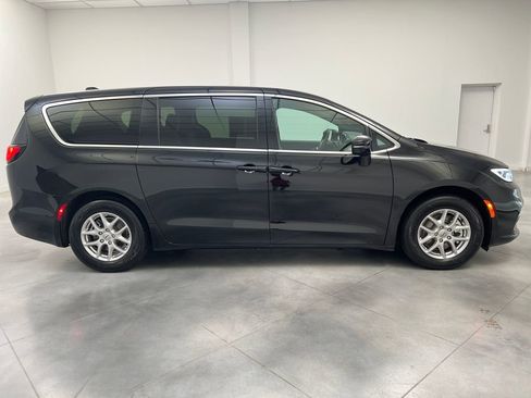 Used 2025 Chrysler Pacifica Select FWD image 8