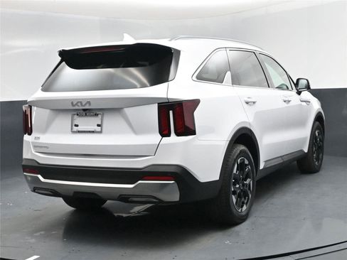 Used 2025 Kia Sorento S image 10