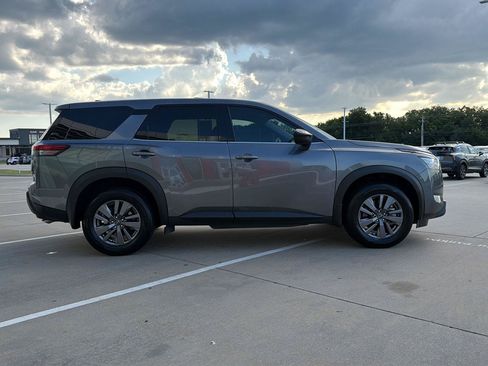 Used 2025 Nissan Pathfinder S FWD image 7
