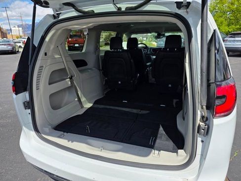 Used 2023 Chrysler Pacifica Touring-L FWD image 11