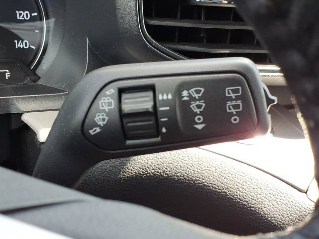Used 2023 Ford Explorer XLT AWD/4WD image 32