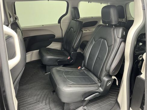 Used 2019 Chrysler Pacifica Touring-L FWD image 12