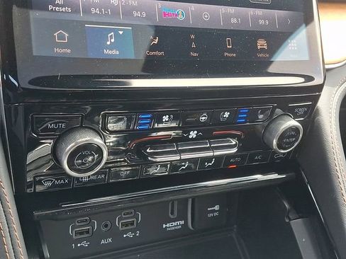Used 2022 Jeep Grand Cherokee Summit AWD/4WD image 16