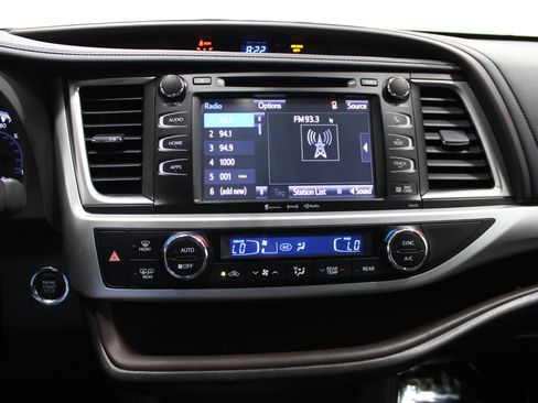 Used 2018 Toyota Highlander XLE AWD/4WD image 32