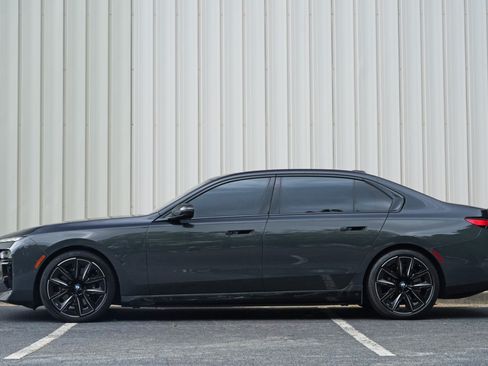 Used 2023 BMW i7 xDrive60 w/ Executive Package 2 AWD/4WD image 9