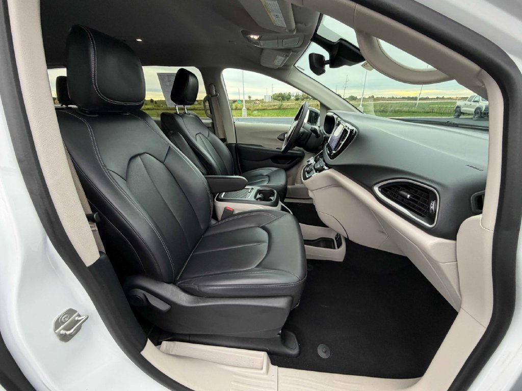 Used 2024 Chrysler Pacifica Touring-L FWD image 22