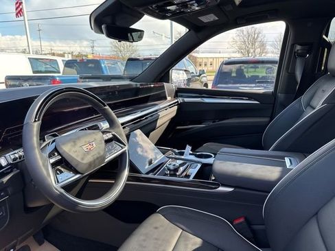 Used 2026 Cadillac Escalade Luxury w/ LPO, Radiant Package image 9