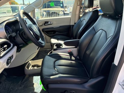 Used 2022 Chrysler Pacifica Touring-L image 10