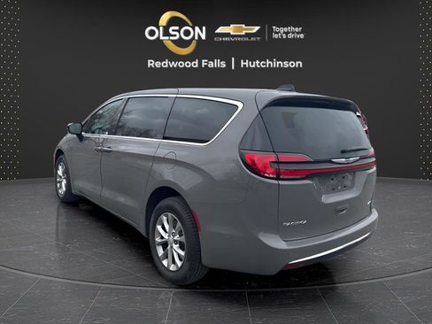 Used 2025 Chrysler Pacifica Select image 3