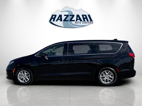 Used 2024 Chrysler Pacifica Touring-L FWD image 6
