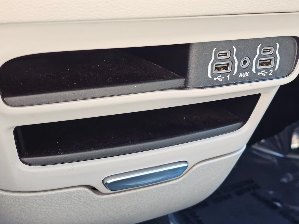 Used 2024 Chrysler Pacifica Touring-L FWD image 35