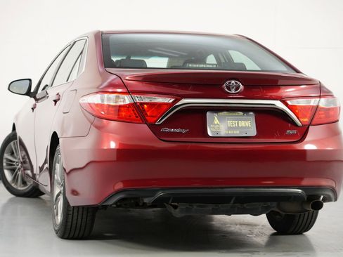 Used 2016 Toyota Camry SE image 5