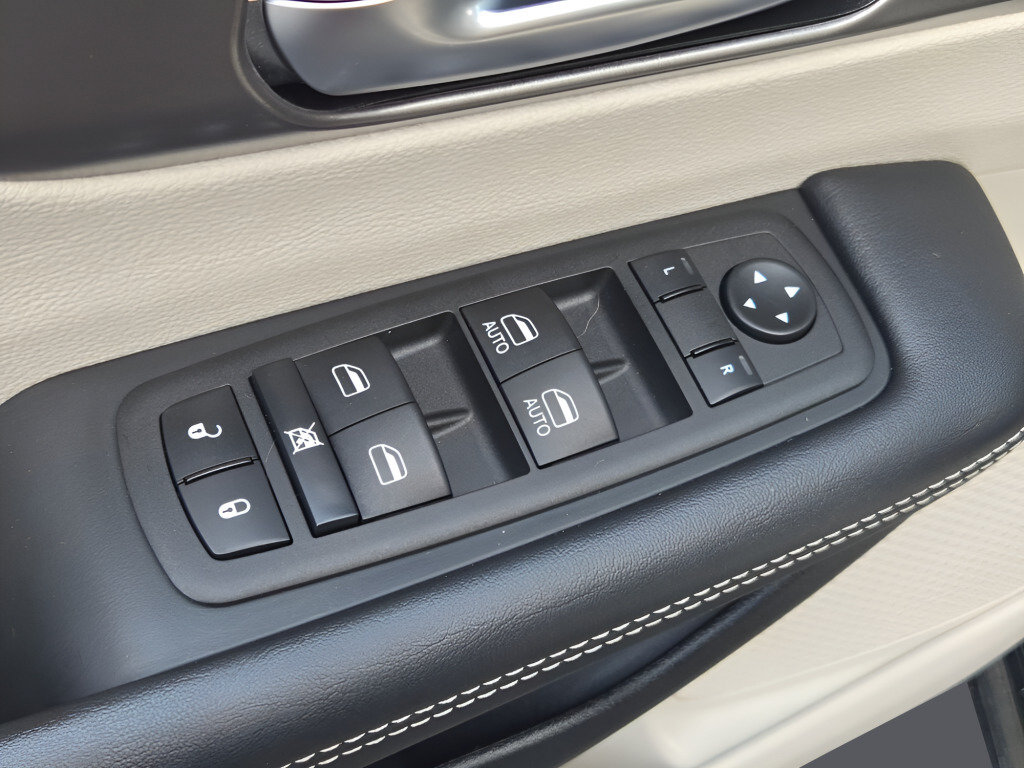 Used 2023 Chrysler Pacifica Touring-L FWD image 26