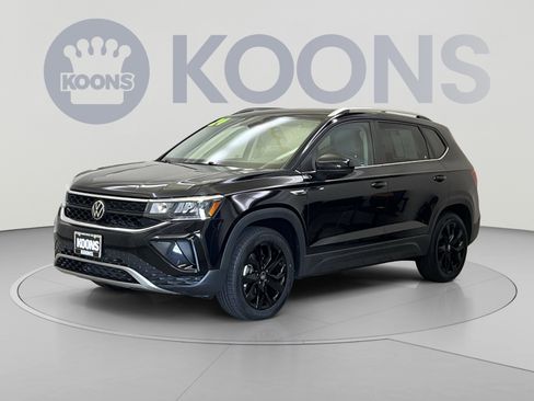 Used 2024 Volkswagen Taos SE w/ Panoramic Sunroof Package FWD image 4