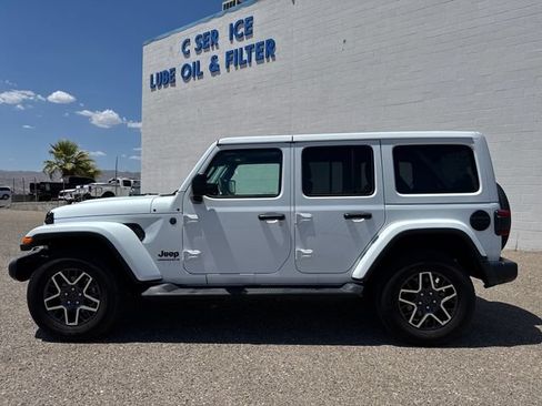 Used 2026 Jeep Wrangler Unlimited Sahara AWD/4WD image 2