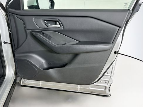 Used 2025 Nissan Rogue SV image 31