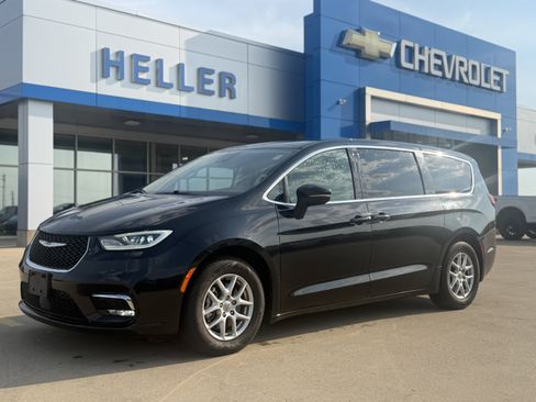 Used 2023 Chrysler Pacifica Touring-L FWD image 3