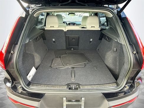 Used 2024 Volvo XC40 B5 Plus image 29