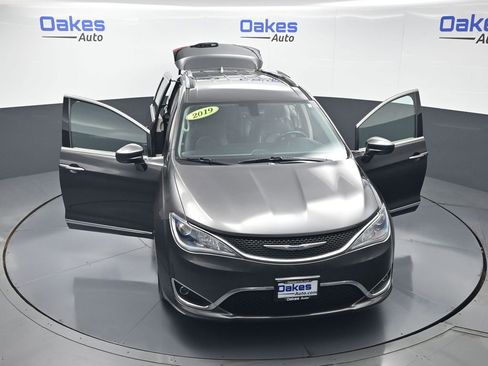 Used 2019 Chrysler Pacifica Touring-L FWD image 57