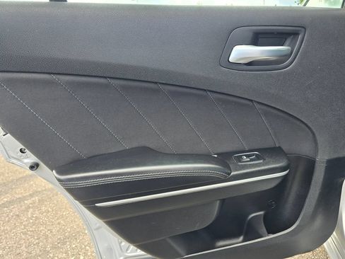 Used 2019 Dodge Charger SXT RWD image 15