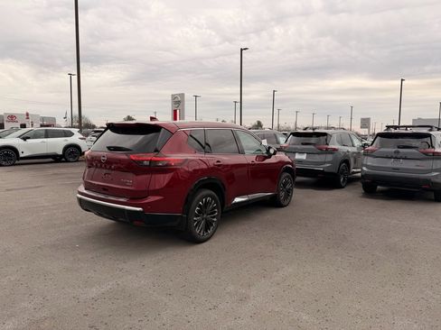 Used 2025 Nissan Rogue Platinum w/ Platinum Premium Package image 4