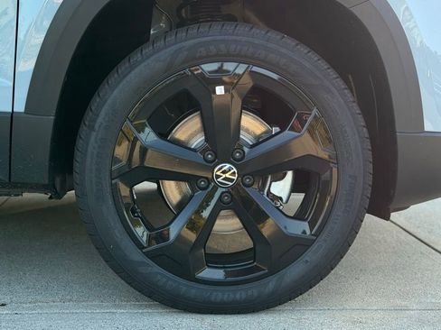 New 2025 Volkswagen Taos SE image 7