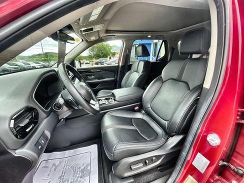 Used 2025 Honda Pilot Touring image 13