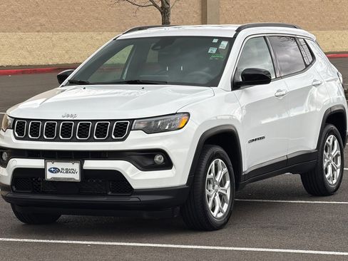 Used 2024 Jeep Compass Latitude image 8