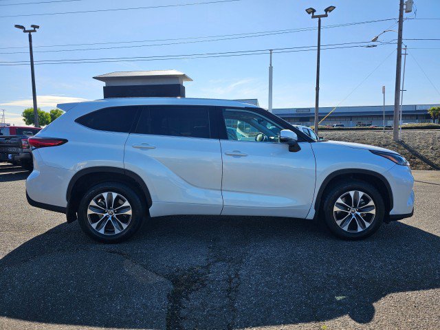 Used 2022 Toyota Highlander XLE AWD/4WD image 2