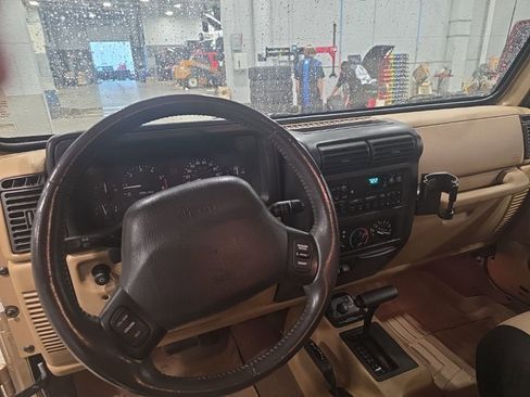 Used 2000 Jeep Wrangler Sahara AWD/4WD image 4