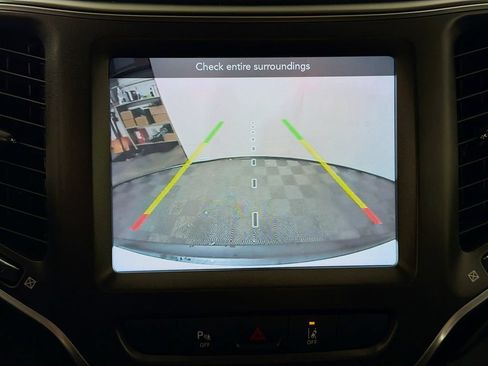 Used 2021 Jeep Cherokee Trailhawk AWD/4WD image 16