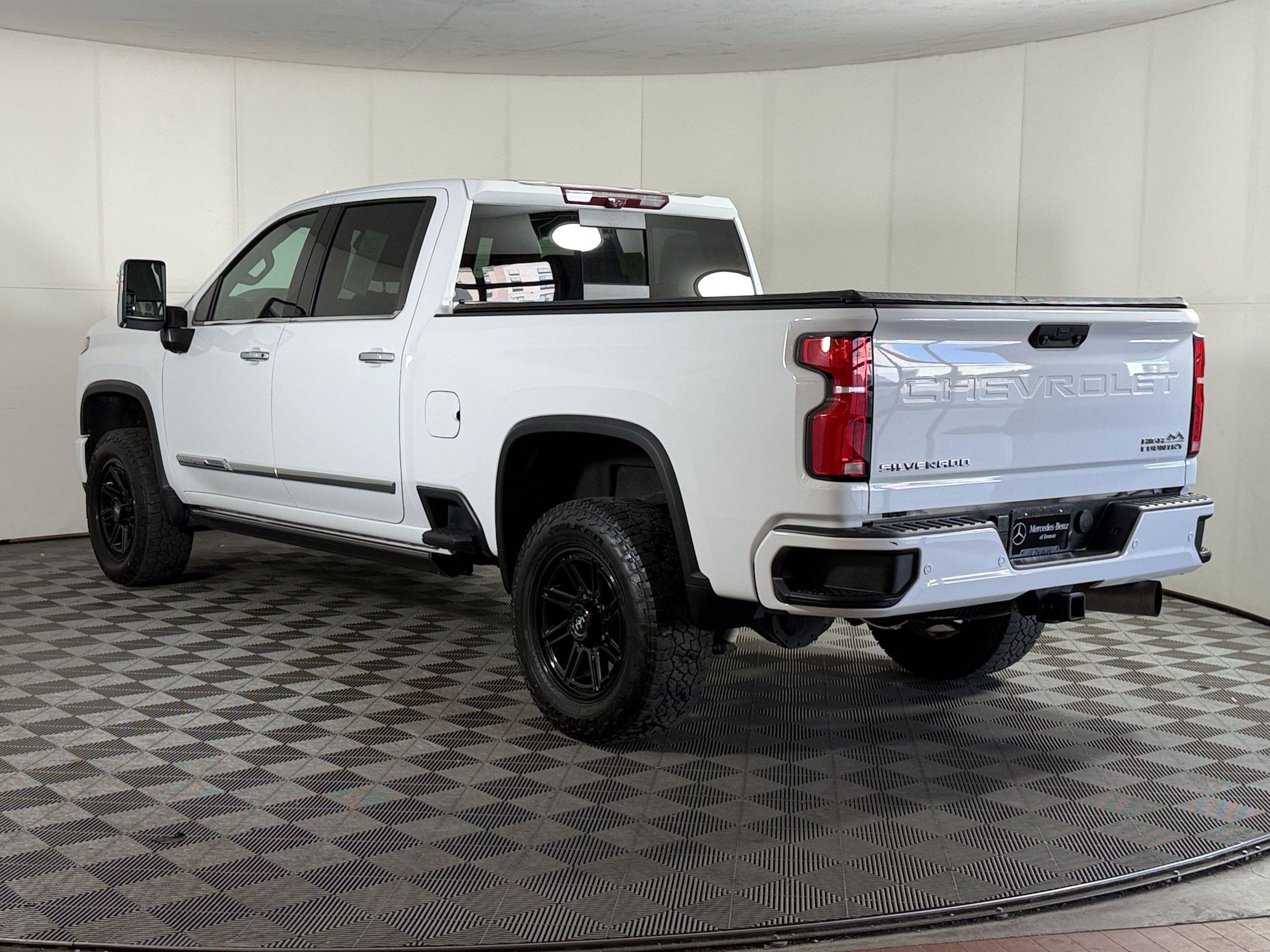 Used 2024 Chevrolet Silverado 2500 High Country w/ High Country Premium Package AWD/4WD image 3
