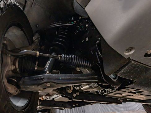 Used 2024 GMC Canyon AT4 w/ Technology Package image 12