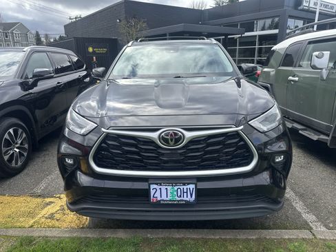 Used 2021 Toyota Highlander XLE AWD/4WD image 18
