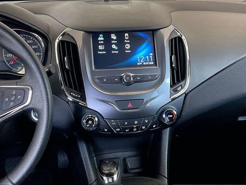 Used 2018 Chevrolet Cruze LT w/ Convenience Package FWD image 3