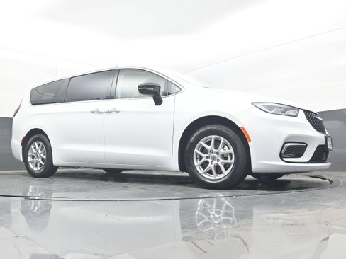 Used 2024 Chrysler Pacifica Touring-L FWD image 30