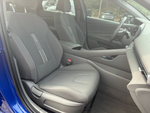 Used 2023 Hyundai Elantra SEL w/ Convenience Package image 13