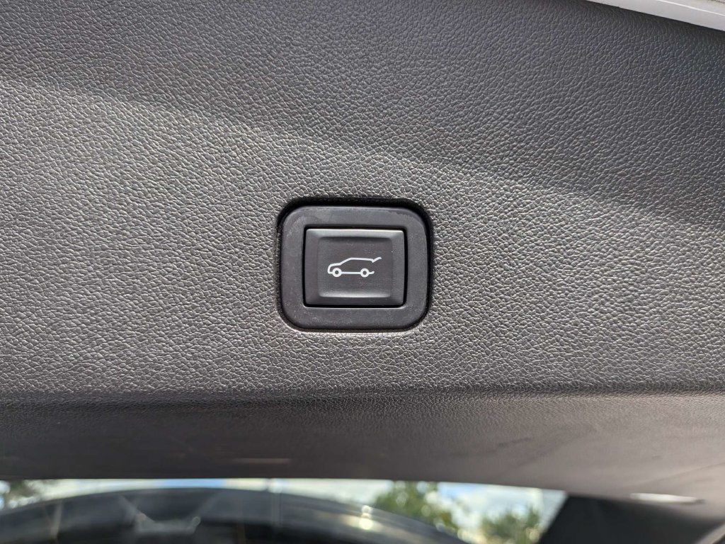 Used 2022 Cadillac XT6 Premium Luxury w/ Technology Package FWD image 15